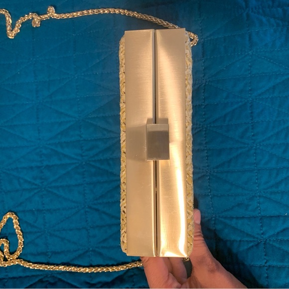 Cute, box woven straw clutch! Has detachable gold chain and perfect for summer. - Picture 2 of 4